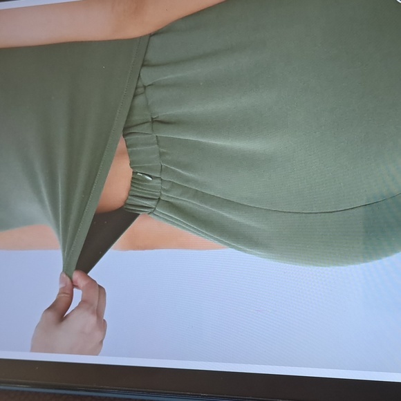 MEDIUM    HALARA V NECK EASY PEEZY RUCHED JUMPSUIT - Picture 4 of 10